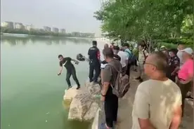 管理员劝阻野泳，反被老人推下水，玉渊潭回应：两部手机进水，肇事老人趁乱跑了图片