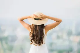 感情里，你越对女人这样，她就越会离开你图片