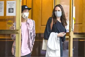 安吉丽娜·朱莉带17岁越南养子，探访第一任前夫，儿子贴心帮开门图片
