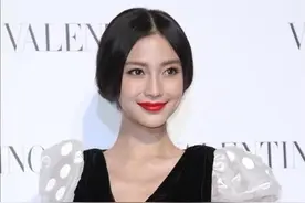 Angelababy杨颖又换了个风格了，盘发配红唇像换了个人图片