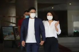 郭晶晶真给老公“长脸”，穿白衬衫配黑色西裤，齐肩短发优雅大气图片