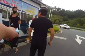 妻子坐在副驾上不停唠叨惹恼丈夫，小两口高速上就开打了图片