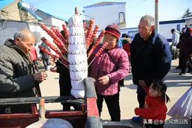 大爷带着小孙女赶大集，看见啥都买，后面跟着大款专付钱，啥情况图片