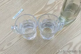 把白酒瓶子倒过来，真假白酒立马清楚，以后买白酒记得用这招图片