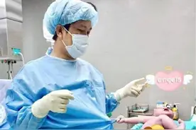 最会“撩”的新生儿，刚出生就拉着护士不放，网友：长大了不得图片