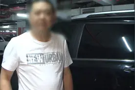 同1个车位，男子停了2辆车，该不该再交停车费？图片