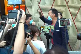 以一敌众！香港前阿sir当街怒斥黄之锋，独家还原事件经过图片