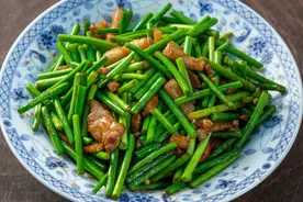 炒蒜苔，直接下锅是不行的，要想蒜苔翠绿又脆嫩，还得多做1步图片
