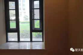 女子花4百多万买了套二楼新房，交房时却发现阳台比路面还低40厘米！咋回事图片