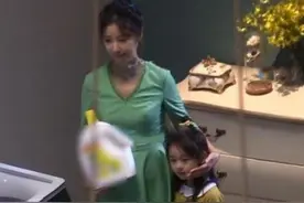 林心如45岁再怀二胎？小腹凸起撑开百褶裙，全程穿拖鞋很小心图片