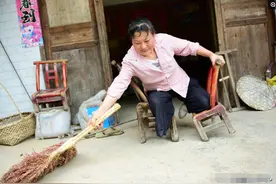 农村大姐双腿残疾：30年用椅当双腿，勤劳持家，人称“椅子姐”图片