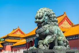 故宫太和殿门前的狮子，为何导游不让游客合影？原来是保护狮子图片