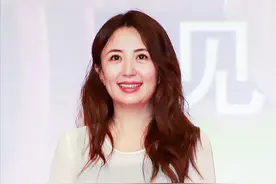 快50岁的杨童舒老得挺明显，好在气质撑得住，一身穿搭精致不显老图片