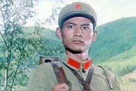 《难忘的战斗》被秤砣袭击的小战士，时隔44年周国宾变油腻大叔图片