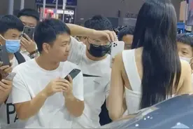 女网红车展遭骚扰，被一群男性拍敏感部位哄笑，女方闪躲无所适从图片