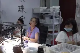 进价100块，喊价几十万，他直播卖玉，年终奖给员工发房子图片