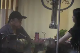 65岁导演王晶疑有新欢，携妙龄女子深夜就餐，搂腰同回酒店不一般图片