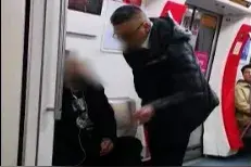 嚣张！无锡地铁上抽烟！被劝阻还叫嚣要带人……最后太解气了视频封面