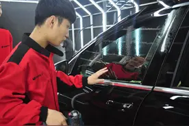 面包车因贴车膜被罚200块，车主怒怼：为何不罚那辆丰田埃尔法？图片