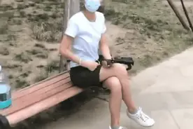 熊孩子水弹伤人高兴跳脚，熊妈妈反吼对方父母：纵容吃大亏别不信图片