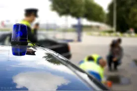 崇义一小车转弯未让直行，结果酿成车祸！摩托车中招受伤图片
