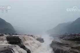 国庆假期·出游：雨中航拍壶口瀑布 场面壮观震撼图片