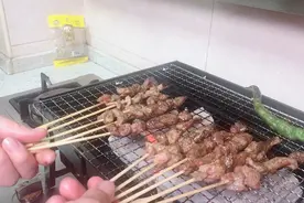二胎妈妈在家自制烧烤，干净卫生又解馋，看着口水直流，太棒了！图片
