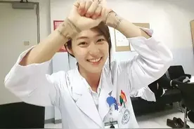 从庄严到性感，只差一件衣服！女医生脱下白大褂，身材如此健美图片