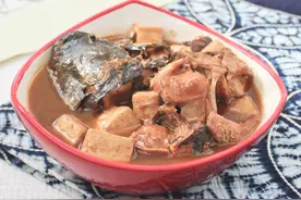 侉炖鱼，牢记“一酱二椒三料”，不一样的吃法，吃出北方人的豪迈图片