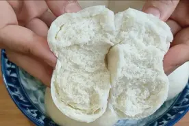 用开水烫面蒸馒头，是老一辈即将失传的方法，不发面个个暄软香甜图片