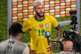 内马尔领衔巴西队敲锣打鼓庆祝！更衣室也太简陋了，如同澡堂子图片