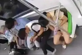 不堪入目！广东一女子在地铁上进行不雅直播，引诱网民打赏，已被批准逮捕图片