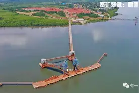 塞拉利昂铁矿首艘“好望角”型货轮靠港卸货图片