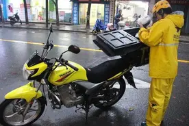 外卖小哥雨夜送餐迟到7分钟，女白领说没事，当晚回家看手机傻了图片