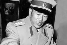 军区司令隐瞒身份去基层当兵，士兵们笑他太瘦，不如副参谋长官大图片