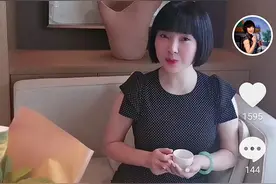 53岁歌手陈红曝近况！化精致浓妆刘海像假发，手戴玉镯优雅富贵图片