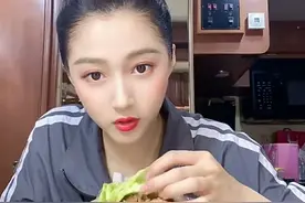 明星爱美有诀窍，关晓彤同款蔬菜堡，随手一做，美味减脂两不误图片