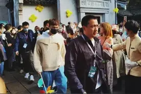 张艺兴亮相乌镇戏剧节，手拿风车跟在师父黄磊和何炅身后尽显乖巧图片