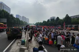 郑州医院成孤岛：雨水倒灌被迫停电致供氧系统瘫痪，在高压配电室抢修到最后5分钟图片