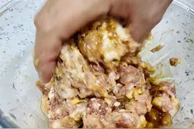 拌饺子馅的时候，放凉油还是热油好？教你正确方法，鲜香还不油腻图片