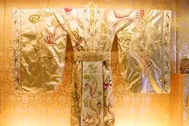 秦始皇穿黑色龙袍，为何后世皇帝大多穿黄色龙袍？专家：他们不敢图片