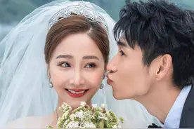魏晨七夕公开婚纱照，圈外妻子美艳动人，相守13年依旧专情图片
