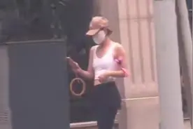 45岁马伊琍私下打扮太清凉！穿无痕小背心出街真随意，暴瘦像竹竿图片