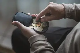 一对夫妇退休后吗，每月4000元，三套房加80万存款，晚年幸福吗？图片