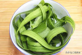 丝瓜皮是好宝贝，扔掉太可惜了，教您丝瓜皮的3个用法，简单实用图片