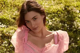 维密新品内衣太少女！超模演绎绣花薄纱吊带包臀裙，尽显凹凸身材图片