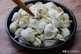 煮速冻饺子，用冷水和开水都不对，教你一招，饺子不破皮不露馅图片
