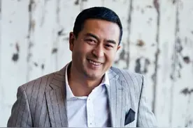 改名后的张嘉译首次现身，头发花白难掩沧桑图片