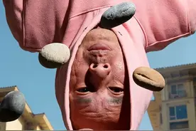 脱衣服睡铁床，割骨做项链，行为艺术真大胆！引网友怒骂"无下限"图片