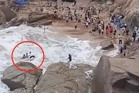 事发浙江！母子突然被卷入海中！他们跳了下去……【新闻早七点】图片